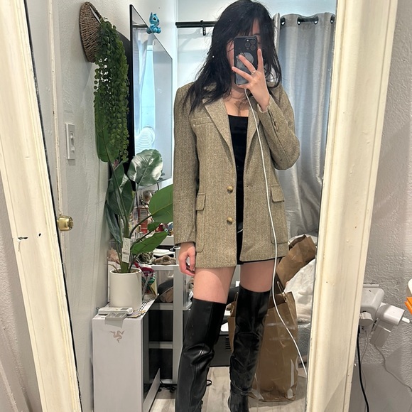 Tan Blazer Suit Jacket with Notched Lapels and Structured Look - Picture 4 of 4